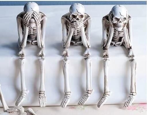 Dekoratif Üçlü Oturan İskelet Biblo Seti Görmedim,Duymadım,Bilmiyorum Temalı Esnek Ayaklı, Polyester Gotik Figür