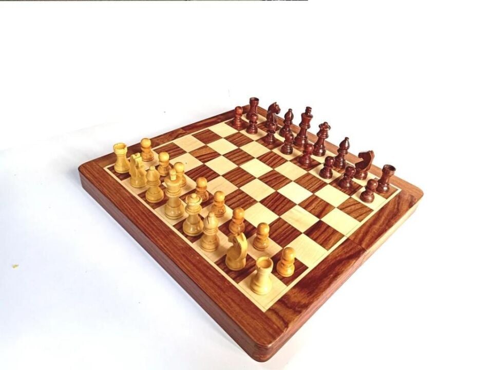 Mıknatıslı Ahşap Manyetik Satranç Takımı El Yapımı Şık Tasarım 26x26 cm, Kaymaz Taşlar, Seyahat ve Ev Kullanımına Uygun