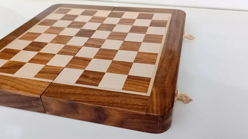 Mıknatıslı Ahşap Manyetik Satranç Takımı El Yapımı Şık Tasarım 26x26 cm, Kaymaz Taşlar, Seyahat ve Ev Kullanımına Uygun