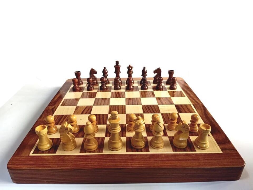 Mıknatıslı Ahşap Manyetik Satranç Takımı El Yapımı Şık Tasarım 26x26 cm, Kaymaz Taşlar, Seyahat ve Ev Kullanımına Uygun