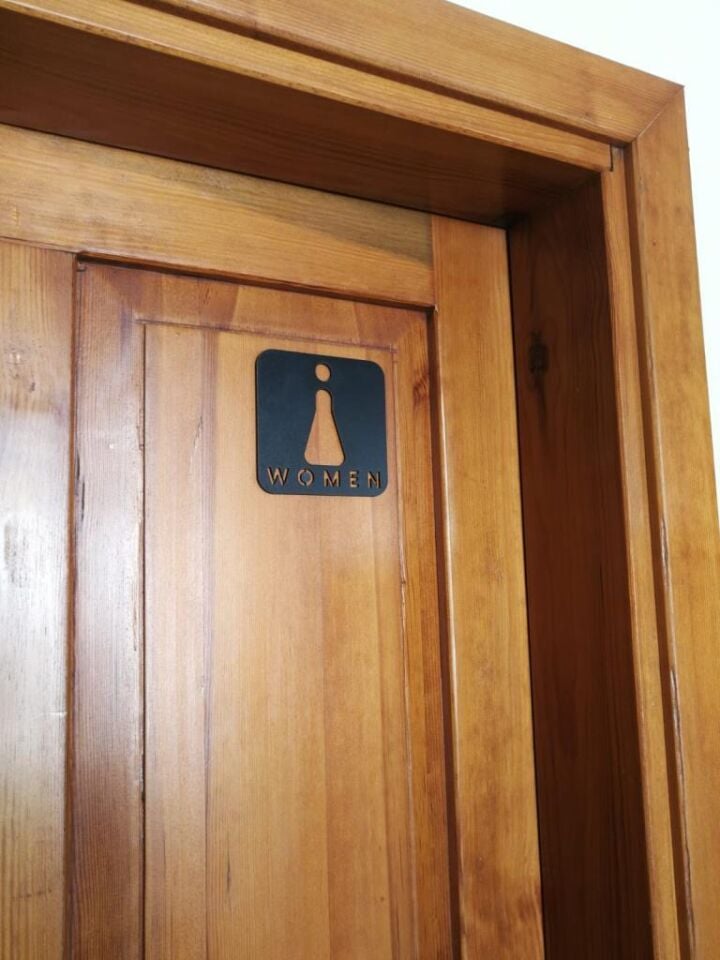 Dekoratif Ahşap Kadın Erkek WC İşareti Kapı Yönlendirme Levhası
