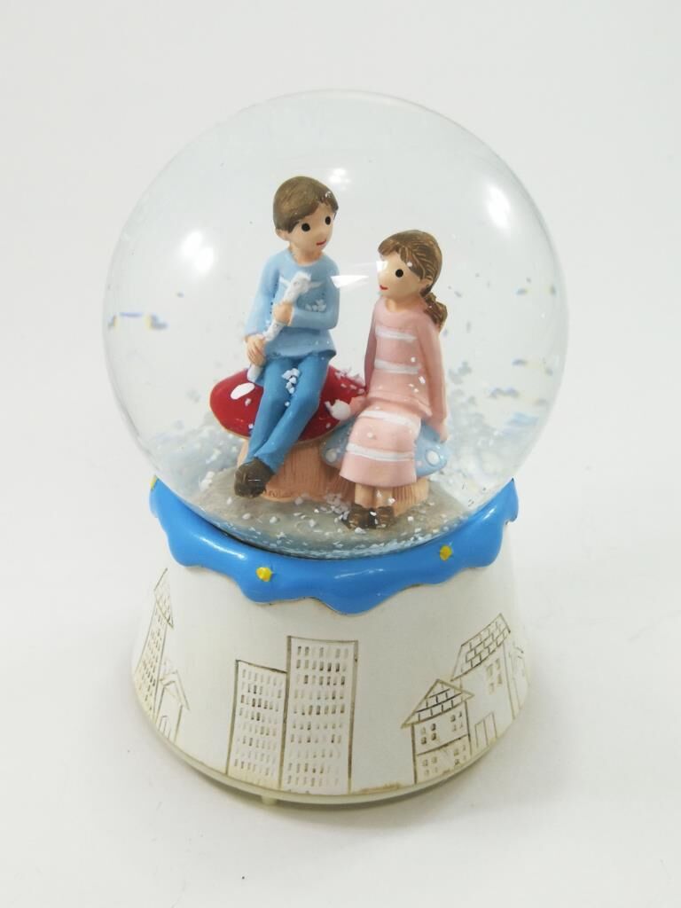 Müzikli ve Işıklı Cam Sulu Kar Küresi