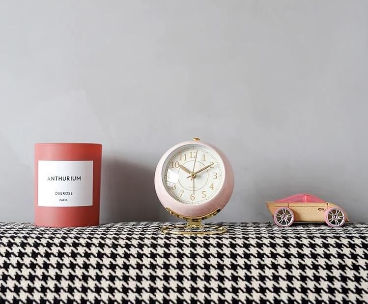 Dekoratif Modern Tarz Tasarım Lüks Stil Metal Işıklı Çalar Saat Ev Ofis Aksesuar Masa Saati Pembe