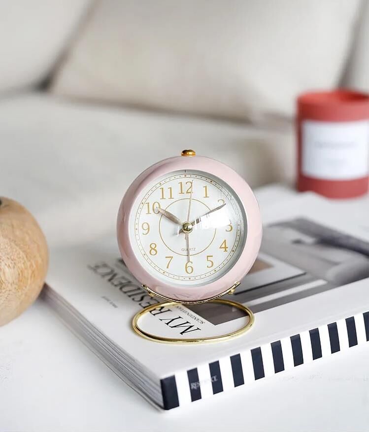 Dekoratif Modern Tarz Tasarım Lüks Stil Metal Işıklı Çalar Saat Ev Ofis Aksesuar Masa Saati Pembe