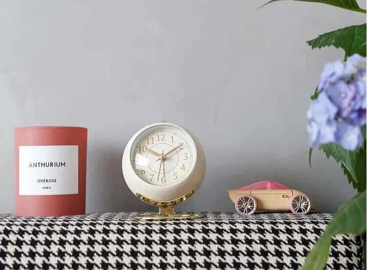 Dekoratif Modern Tarz Tasarım Lüks Stil Metal Işıklı Çalar Saat Ev Ofis Aksesuar Masa Saati Beyaz